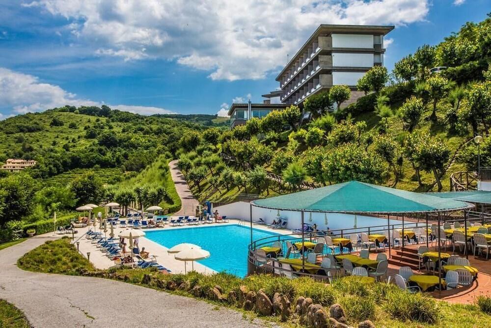 Hotel Capo Est Gabicce Mare Buitenkant foto