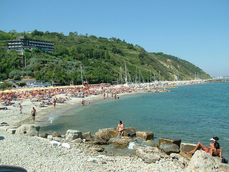 Hotel Capo Est Gabicce Mare Buitenkant foto