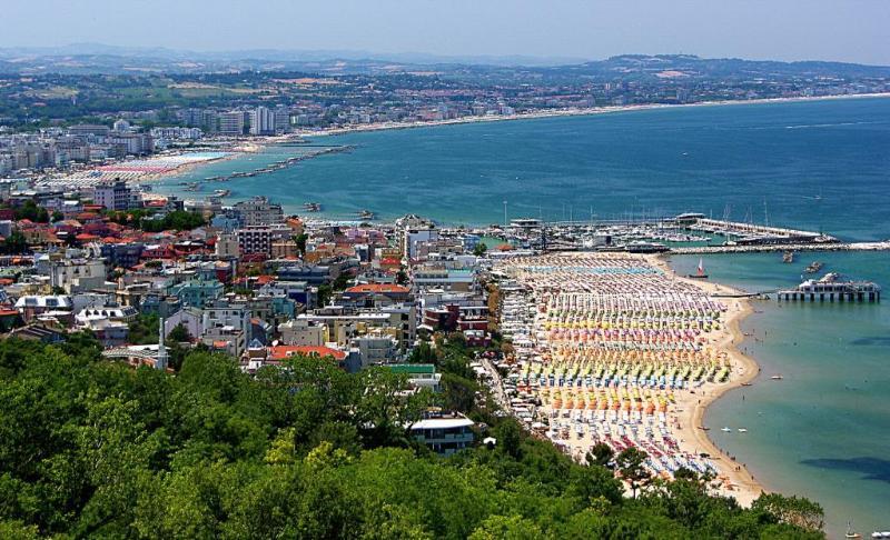 Hotel Capo Est Gabicce Mare Buitenkant foto