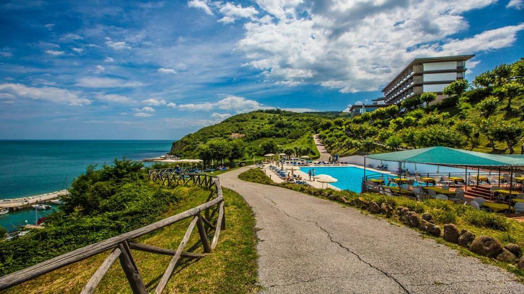 Hotel Capo Est Gabicce Mare Buitenkant foto